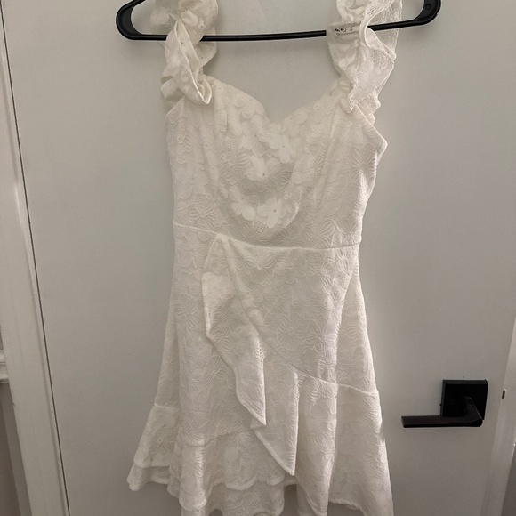 Well made white dress - Picture 1 of 2